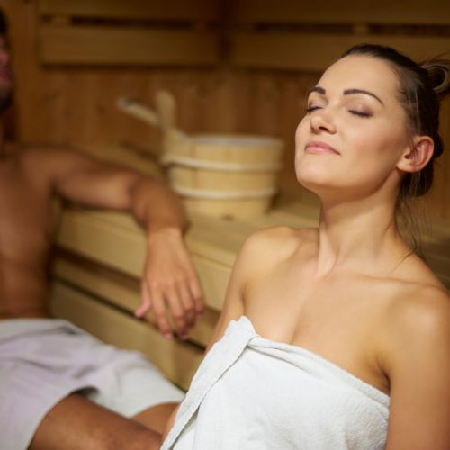 Frau genießt mit geschlossenen Augen die Sauna