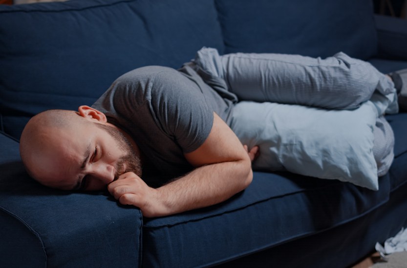 Mann kämpft emotional im Dauerkiffer-Entzug