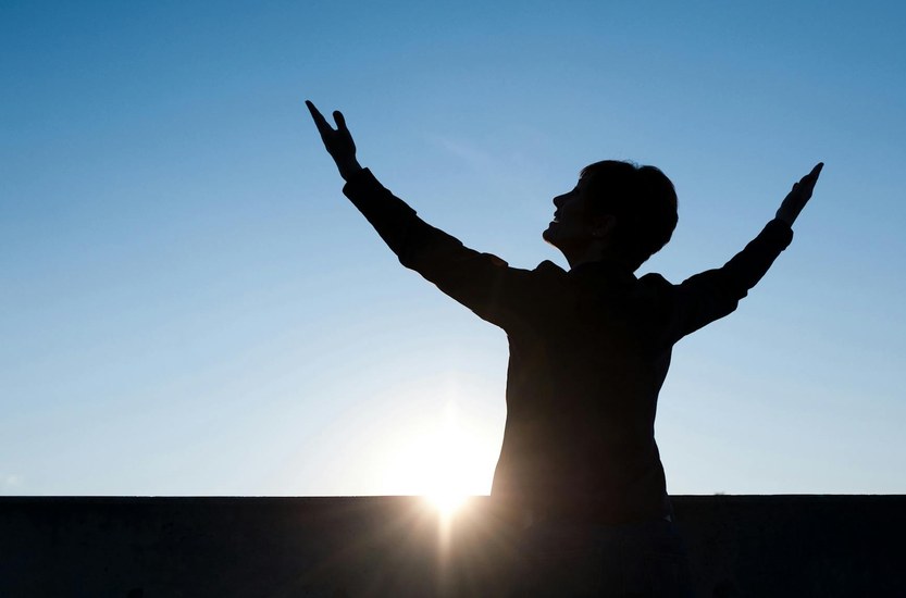 Person schaut motiviert in die Zukunft — kiffen aufhören Motivation